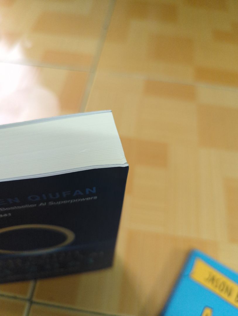 Mới nhận sách nhưng thấy bị móp các góc thế này là không vui rồi.