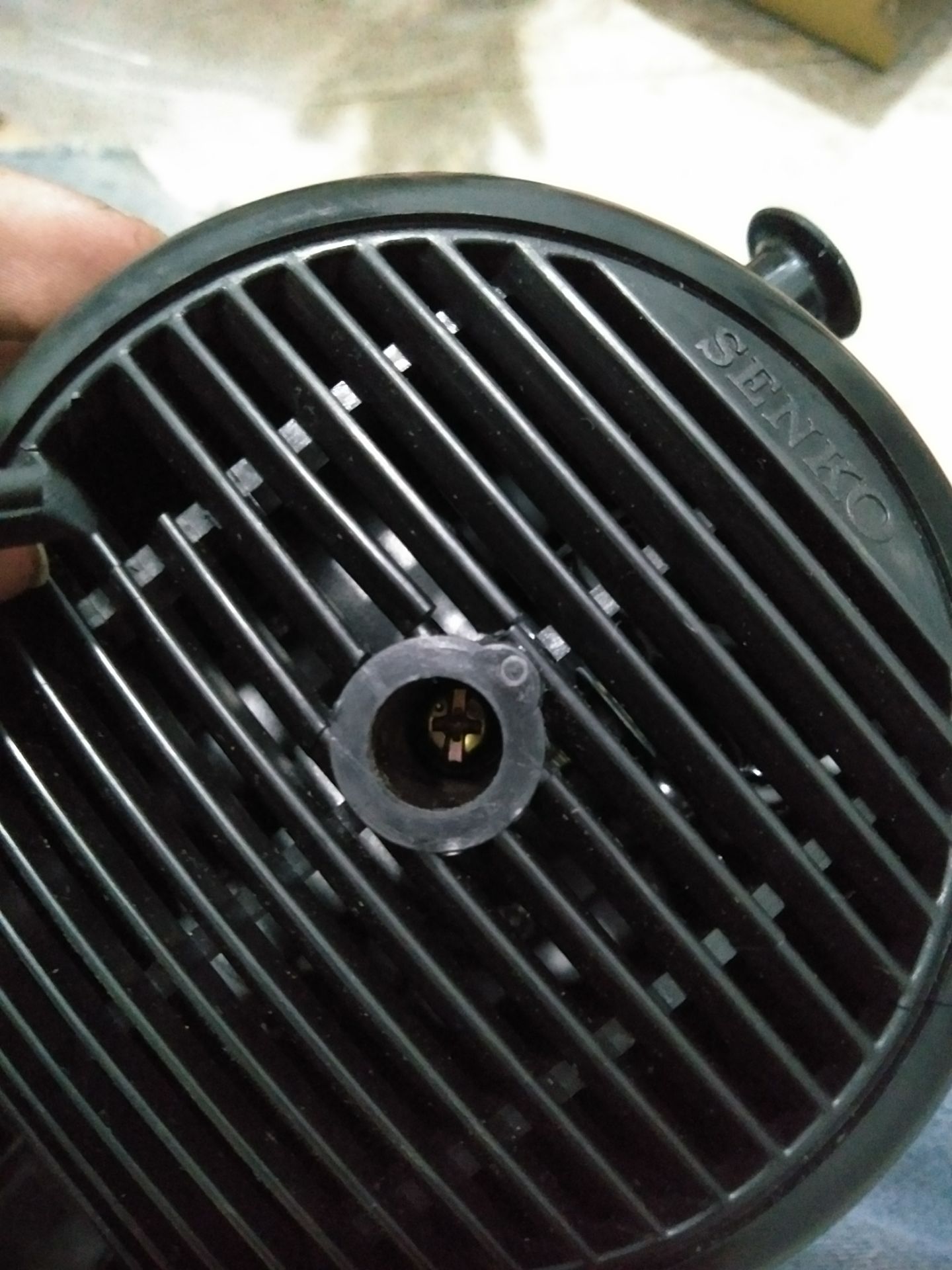 Quá thất vọng 
Mua hàng tiki nhiều lần nhưng chưa lần nào tệ như vầy
Hàng giao thì bể gãy phải ra ngoài mua thêm
Tem nhãn dán thì bị bóc ra, quạt chạy kêu ù ù như hàng cũ,  quạt chạy được hơn 30 phút nóng sờ phỏng tay, có giao phải hàng cũ cho tôi ko vậy???