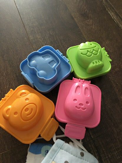 sáng tạo đc nhiều mẫu, con mình rất thích luôn. kích thích bé ăn thêm cơm . về phần sản phẩm thì nhựa tốt , k bị hôi. good sáng tạo đc nhiều mẫu, con mình rất thích luôn. kích thích bé ăn thêm cơm . về phần sản phẩm thì nhựa tốt , k bị hôi. good