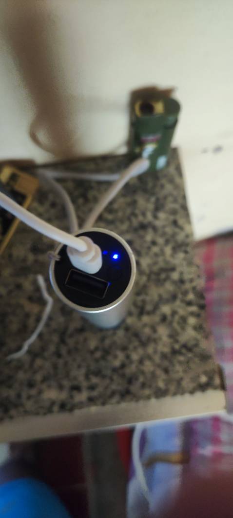 Mua về k sạc được.muốn dùng phải cắm điện.còn trầy xước nữa chứ