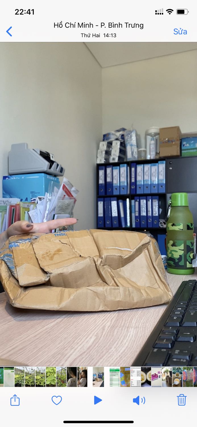 Đơn hàng #396218892
Sản phẩm này sau khi bảo hành về không thể sử dụng vì có người đã đăng nhập và sử dụng mã QR của camera. Ngày 11/5 tôi đã gọi điện báo tổng đài Tiki để các bạn liên hệ nhà bán hàng giải quyết nhưng đã quá 48h mà Tiki không hề có phản hồi?! Tôi đã hỏi rõ bạn nhân viên tiếp nhận là khi nào bạn trả lời cho tôi, bạn nói Tiki sẽ giải quyết trong 48h. 48h đã là quá nhiều cho một cú điện thoại tới nhà cung cấp hay thậm chí là chuyển tiếp một cái email cũng chỉ mất chưa đầy 10p. Sản phẩm này tôi mua từ tháng 10/3 nhưnh sử dụng chưa được bao lâu đã  bị lỗi không thể cài đặt phải gửi về Tiki bảo hành và Tiki im lặng hơn 1 tháng trời không có phản hồi. Đến khi gửi lại sản phẩm cho khách thì bỏ trong 1 cái hộp móp méo đến biến dạng, hộp ở trong cũng bị bẹp. Camera gửi đi bảo hành xong nhận về mất thẻ nhớ gần 300 ngàn. Hình ảnh tôi đính kèm. Camera mua về để dùng chứ không phải để bỏ xó. Tôi yêu cầu Tiki giải quyết sự việc này trong ngày 14/5/2020 và có câu trả lời thỏa đáng cho khách hàng.