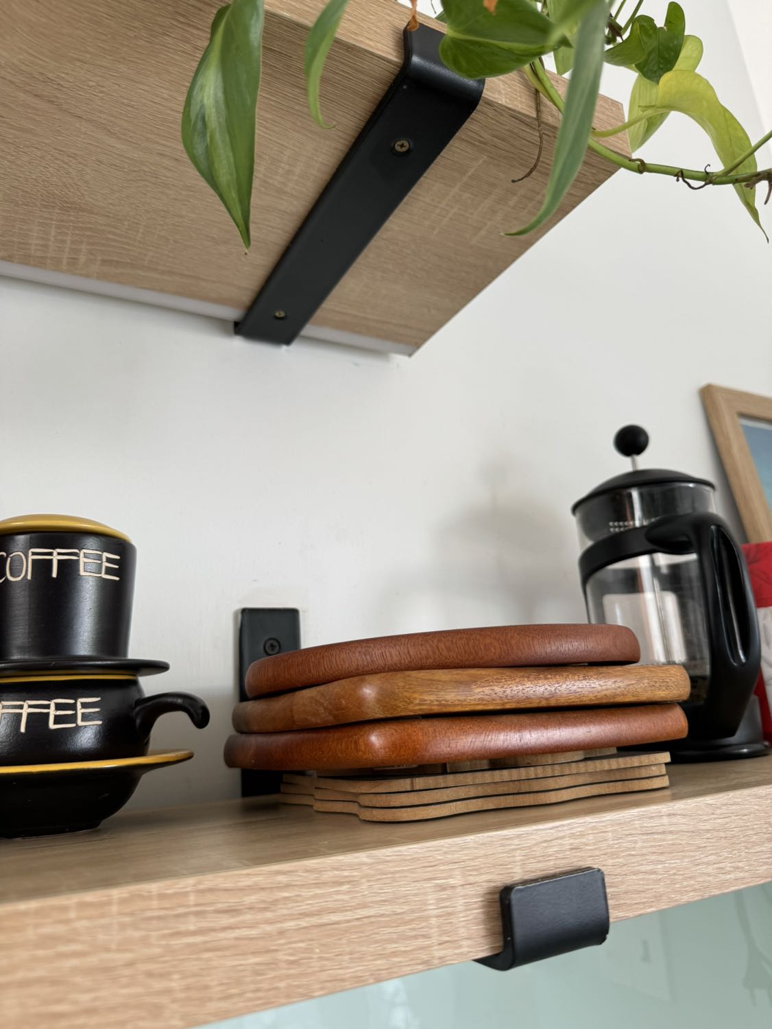 Sản phẩm đẹp, màu sơn tĩnh điện đẹp, nhãn. Vì ko làm bếp trên nên mua về để làm kệ bếp. Hàng chất lượng nên mua nhé. Bếp mình đang làm khi nào hoàn thiện sẽ chụp hình và cập nhật lại trên đây.