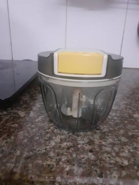 Hộp nhỏ gọn, phù hợp xay tỏi ớt lượng vừa đủ nấu ăn gia đình, cầm vừa tay không bị to quá. Dễ sử dụng, lưỡi dao nhỏ thôi nhưng bén lắm nhé, phải cẩn thận khéo léo 1 chút khi vệ sinh. Tháo lắp vệ sinh dễ và nhanh, 1 sản phẩm hữu ích