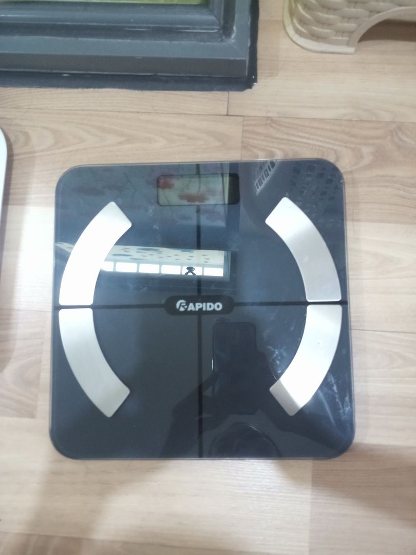 có hỗ trợ so sánh chênh lệch 2 thông số, cao thấp bao nhiêu, nhưng k có tự động nhận dạng ng lên cân, mà mình cần tự chuyển ng cần cân để thống kê đúng. Các lần cân mà không mở máy thì không có được ghi nhớ lại. Các chỉ số lệch nhiều so với cân omron. Không thể đăng ký bảo hành trên web, vì k có sản phẩm cân trong list chọn, phải đăng ký bằng tin nhắn.