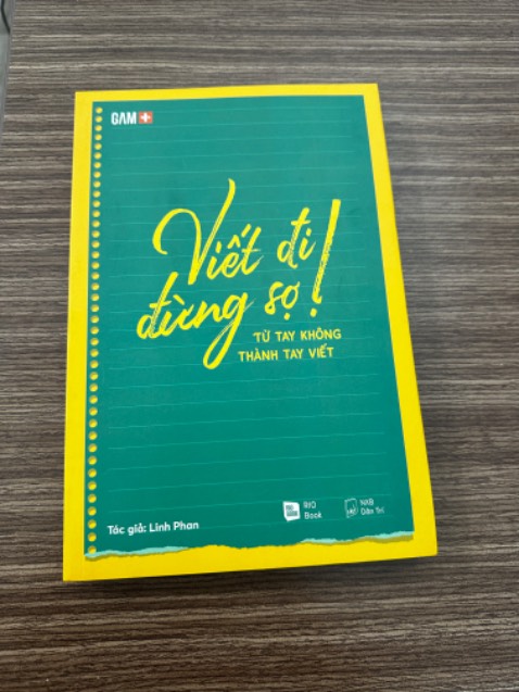 Tôi có order bookcare nhưng không thấy dc bao. Tôi hiểu là do sách có bọc bên ngoài với quà tặng kèm, nhưng các bạn nên mở bọc và bao lại hoặc gưi kèm bao để tôi có thể tự bao. Chứ tôi vẫn thấy trừ thẻ boôkcare mà sách không được bao