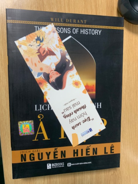 Ukela, dày hơn quyển trung hoa, ship cũng khá nhanh, có tặng bookmark, mỗi tội bìa sách hơi cũ. Có tem chống hàng giả nữa