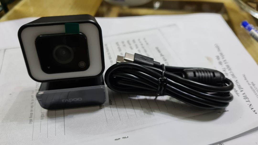 Giao hàng rất nhanh, mình chọn giao tiết kiệm nhưng nhận hàng chỉ trong 16 tiếng tính luôn ban đêm, đặt lúc 23h45 đêm trước thì 18h ngày hôm sau đã nhận được hàng.
Chất lượng sản phẩm tốt, hình ảnh rõ nét, micro tích hợp thu âm nhạy, bật quạt gió mà âm thanh thu được không ồn. Cảm ơn ship, cảm ơn Tiki!