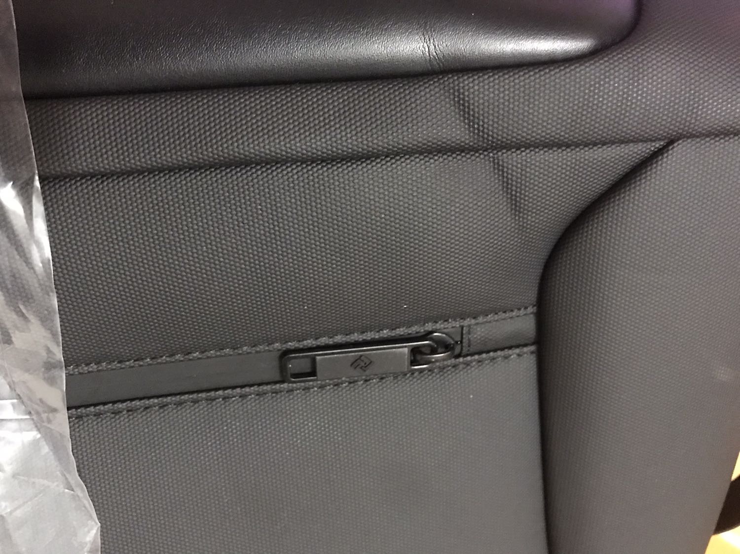 Balo chất vải tốt k có gì để chê, nhưng k hiểu do shop hay do đơn vị vận chuyển mà balo bị nhăn 1 đường thế này k thẳng lại được. Hàng gói bằng túi nilon, k có chống sốc. Mình mua làm quà tặng nên có chút không hài lòng.