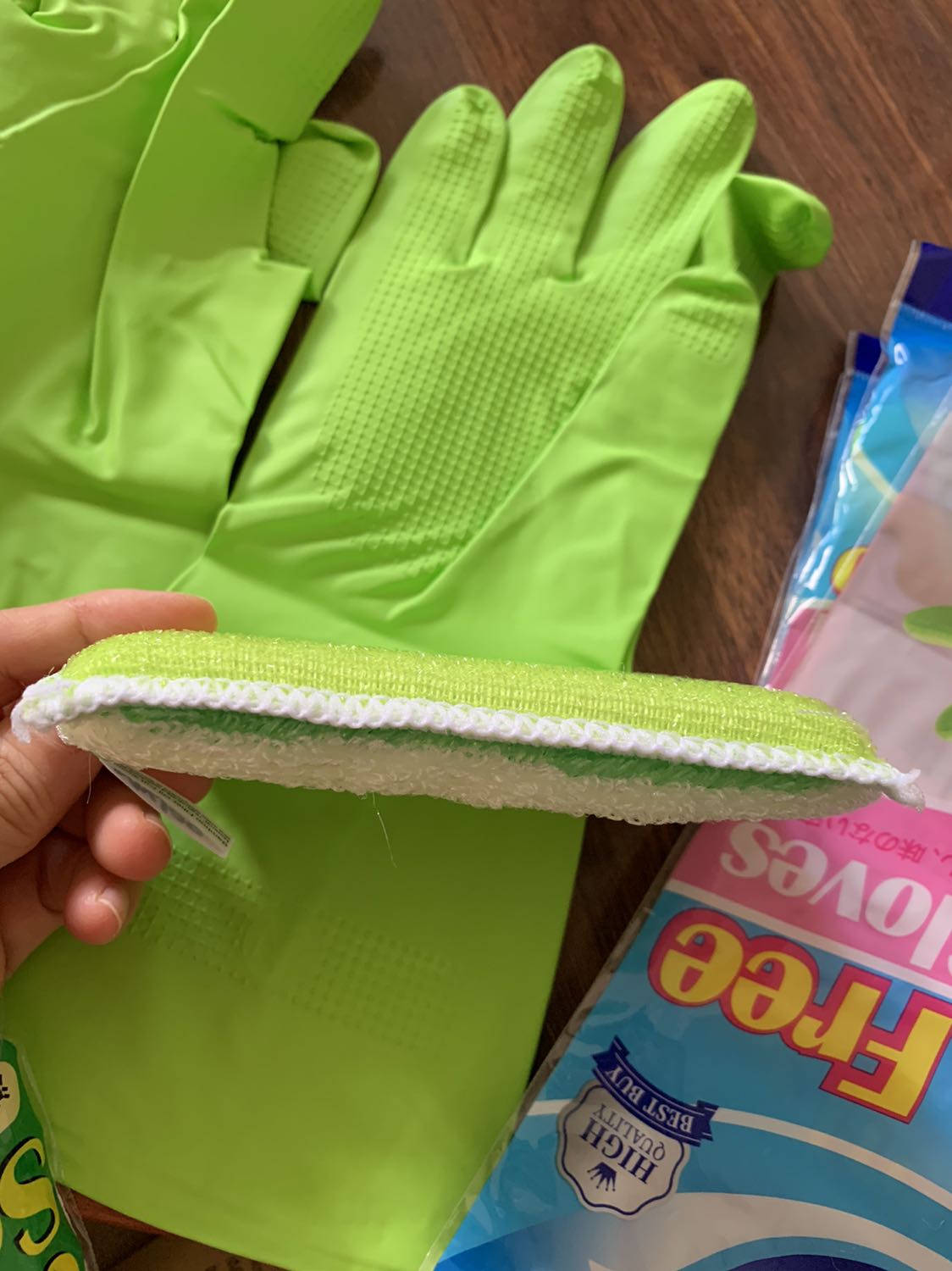 miếng dày dặn 2 như hình, rửa ly và đĩa sạch lắm nè, còn độ bền fai chờ time nha, tkiu sốp :)