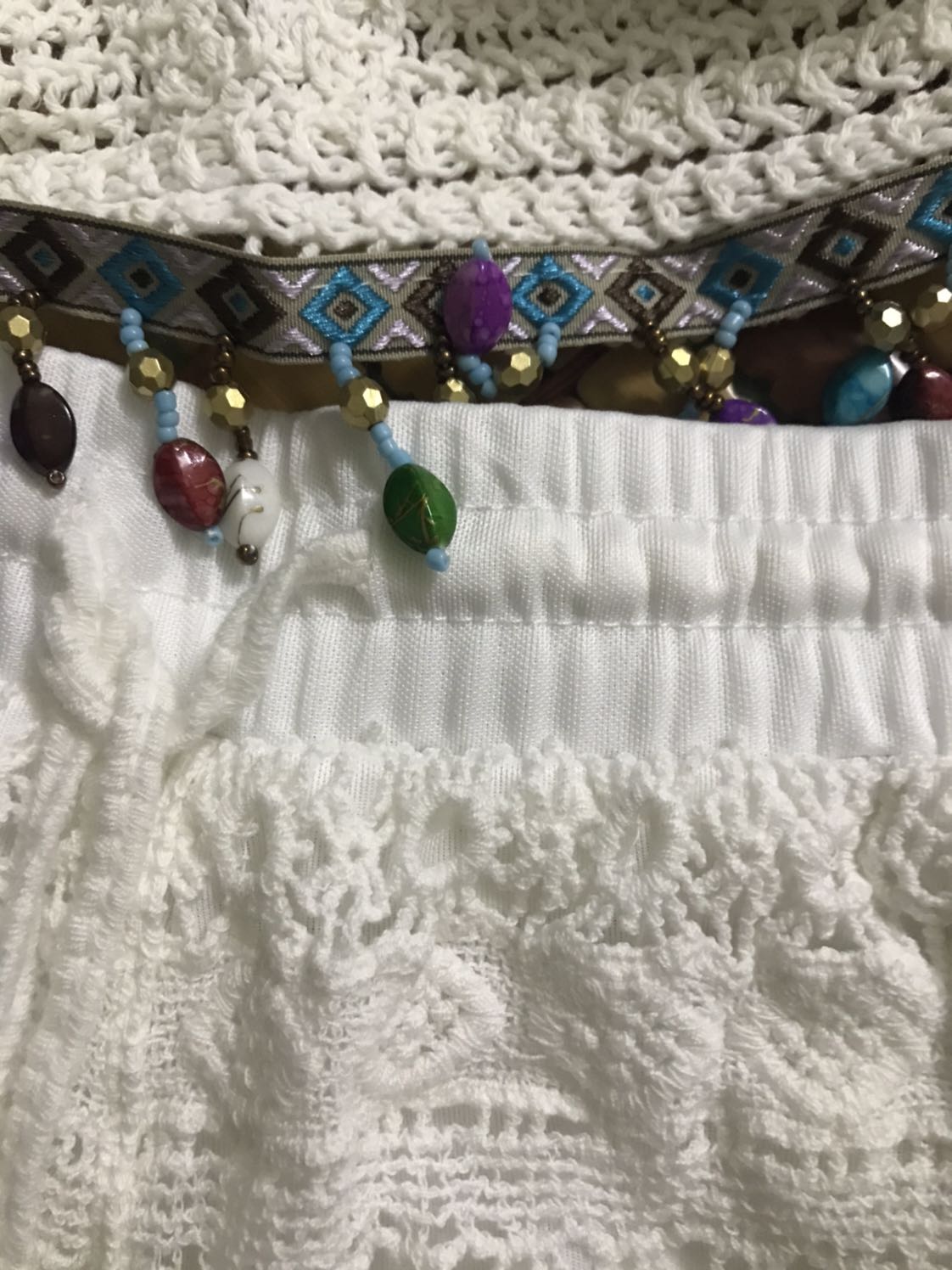 Mình mua màu trắng để có quần chân váy như mô tả trên hình mà cuối cùng giao quần. Nghĩ giá mắc hơn thì ok hơn cuối cùng vẫn giao quần. Áo quần khác màu nữa