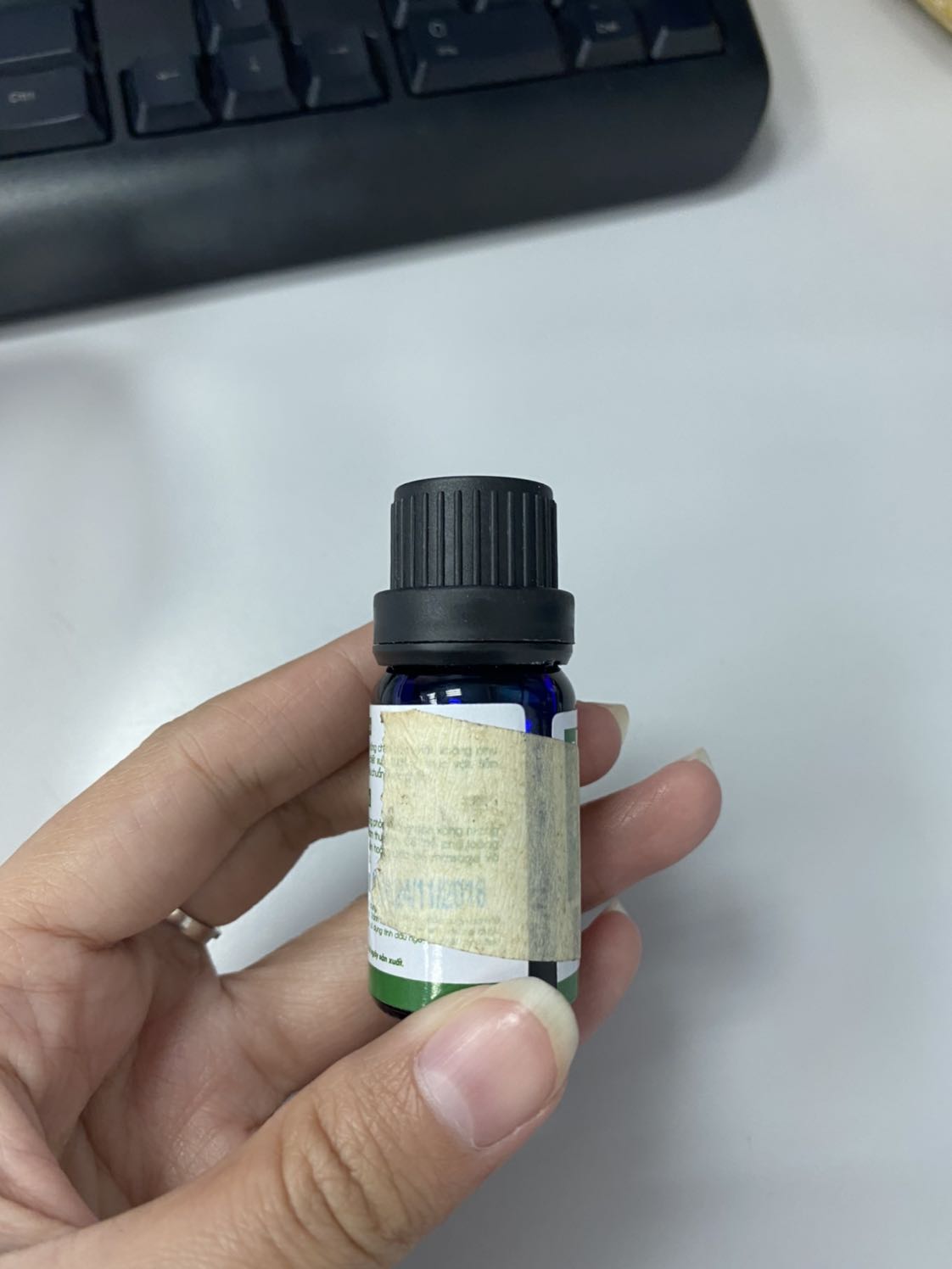 Tiki vui lòng xem xét lại vấn đề hàng hoá trước khi giao cho khách. Hàng giao cho mình được bỏ vô bịch, ko có hộp của sản phẩm, trên thân chai thì lại dán miếng keo ***, mở ra thì thấy date sx năm 2018!!!!