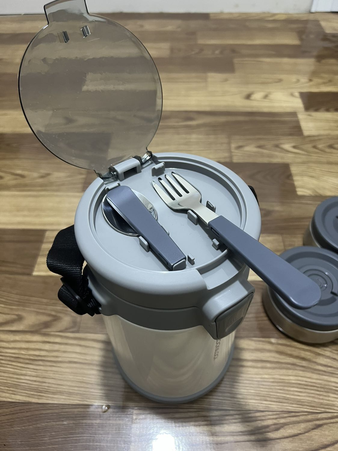 Hàng đến hộp còn mới, bên ngoài là kim loại chứ không phải nhựa như mình nghĩ. Hộp cơm bên trong bằng inox khi đổ đồ nóng thì sẽ không cầm và vặn hộp ra được, nắp hộp có nút thoát khí để không bị kẹt. Phần nĩa, muỗng đi kèm sau khi ăn xong có thể phải chạm tay vào phần bị dính thức ăn để tách 2 phần ra. Còn về phần giữ nhiệt 10/10, mình đổ nước vừa sôi gần đầy cho cả 3 hộp, sau 6 tiếng vẫn có thể nấu mì được, gần 24 tiếng sau chạm vào nước vẫn còn ấm (nếu đổ ít nước có thể sẽ không được như vậy), nhìn chung cũng đủ để giữ thức ăn đến trưa. Voucher tiki + momo chỉ còn hơn 400k, không mong đợi gì hơn.