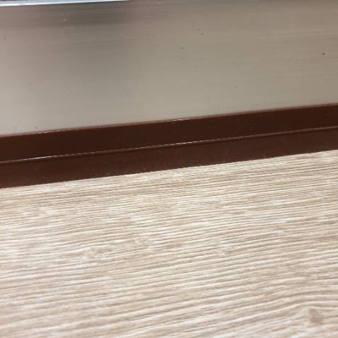 Bóc dán nhanh, che kín khe cửa tốt tránh côn trùng bò vào nhà.