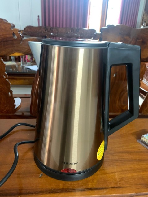 nhận đc ấm thấy đáng tiền thật. đầu tiên kiểu dáng, ngoài hình đẹp mang phong cách châu âu. thứ 2 màu sắc vàng đồng bắt mắt nhìn rất sang trọng, thứ 3 ấm inox chắc chắn, nấu sôi nhanh, có chế độ giữ nhiệt. thứ 4 shop đóng gói sản phẩm kỹ càng, thứ 5 giao hàng nhanh. tổng kết lại rất đáng tiền nên mua