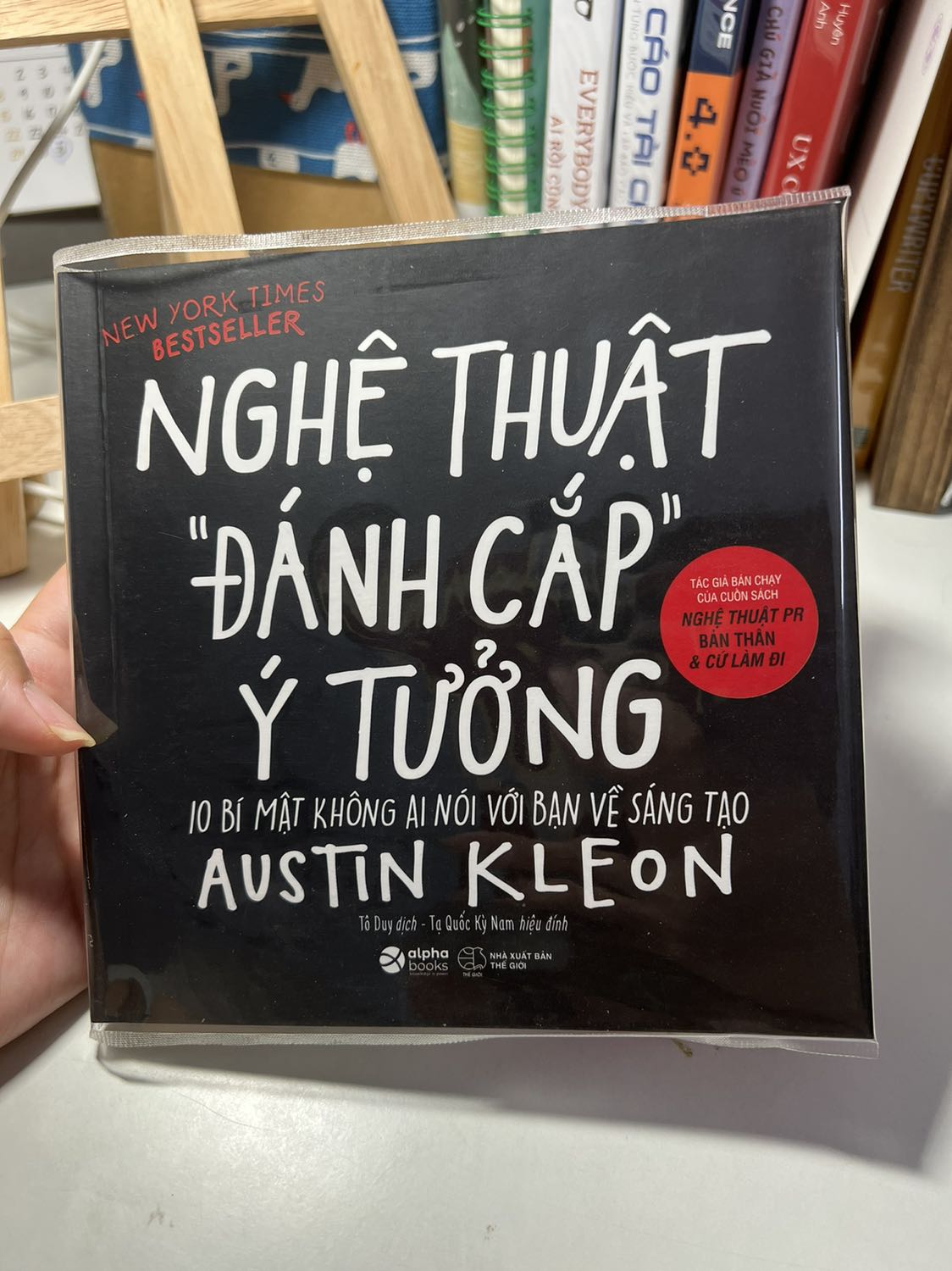 Bản dịch chưa được trơn tru lắm, văn phong khó hiểu vì người dịch sát theo bản gốc quá, chưa biết cách chuyển đổi sang văn phong tiếng Việt. Một vài chỗ chắc vì gõ nhanh nên bị sai chữ, lặp chữ. Nói chung phần biên tập cuốn này chưa tốt. 
Về nội dung thì rất hay và bổ ích, nhưng cũng khá lan man, nó có thể áp dụng cho mọi nghề cần sự sáng tạo nhưng cũng chính vì vậy mà nó không cho người đọc 1 phương pháp cụ thể nào để giải quyết vấn đề của riêng mình. Chỉ có thể xem tham khảo về cách để lấy cảm hứng và động lực sáng tạo.