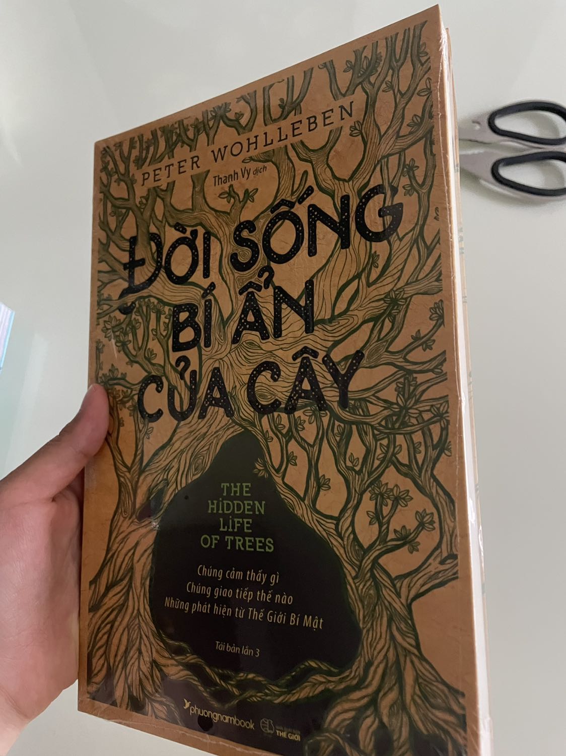 Sách được bọc rất cẩn thận. Bìa cứng, đẹp. Sách to hơn mình tưởng
Đây là cuốn dành cho bạn nào yêu cây (thiên nhiên nói chung), muốn tìm hiểu sâu về cây - một sinh vật mà hằng ngày chúng ta luôn nhìn thấy nhưng chưa thật sự biết và hiểu về nó.