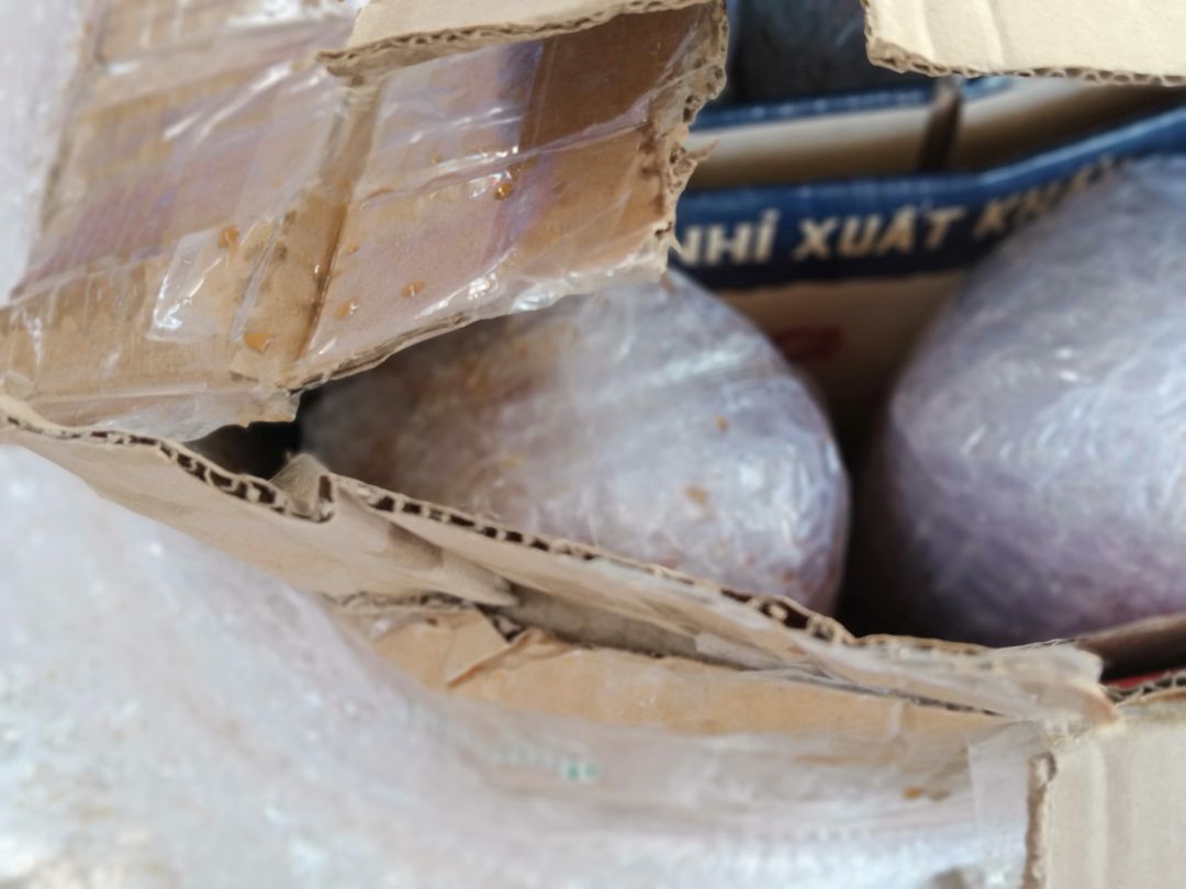 nước mắm chai thủy tinh nhưng đóng gói rất sơ sài, không hề có chữ hàng dễ vỡ. nhận được hàng mắm bể đổ ướt hết cả thùng thấm ra ngoài, nhắn tin hỏi shop giải quyết nhưng shop đọc tin nhắn ko trả lời. Khâu đóng gói và chăm sóc khách quá kém, còn chất lượng thì chưa biết vì còn để nguyên đó chưa khui ra