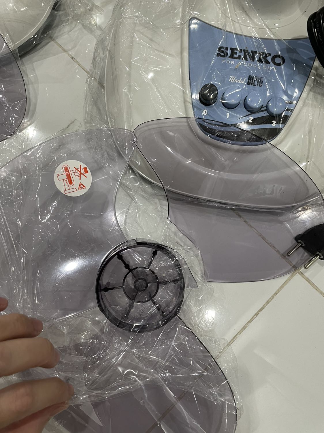 Nhận hàng sớm 
Mua 2 cái, 1 cái bị bể
Quạt ok, đẹp, chạy mạnh, 
Nhờ Tiki đổi lại cái bị bể giúp mình
Hàng dễ vỡ nhưng gói hàng rất lỏng lẻo, khi mở ra là đã thấy bể Nhận hàng sớm 
Mua 2 cái, 1 cái bị bể
Quạt ok, đẹp, chạy mạnh, 
Nhờ Tiki đổi lại cái bị bể giúp mình
Hàng dễ vỡ nhưng gói hàng rất lỏng lẻo, khi mở ra là đã thấy bể