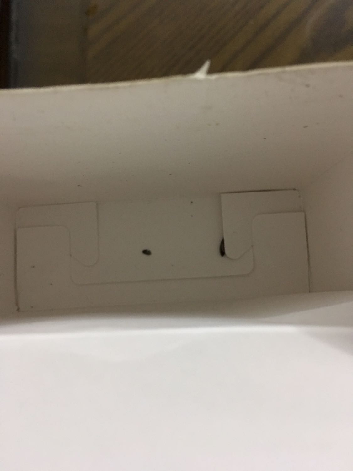 Bao bì túi trữ sữa rách, cũ, móp méo kèm thêm cả phân gián bên trong. May mà túi đc bọc riêng rồi mới đóng gói trong hộp. Chưa kể mua cùng đơn hàng downy thì tiki cho hết vào cùng 1 thùng làm nước xả đổ vào bìa sách và vỏ hộp túi trữ sữa. Đóng gói của tiki thực sự có vấn đề; không làm được tốt nhất đừng bán!