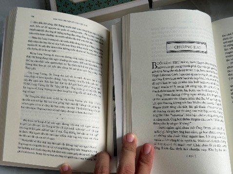 tiki giao hàng nhanh, chưa đến 2 ngày là đã nhận được sách. 
boxset thiết kế đẹp, trang trí hoạ tiết cổ xưa, đậm màu sắc dân gian. bìa 5 tập khác nhau nhưng vẫn đồng bộ nhưng chữ bên trong sách in khá nhỏ và gần nhau nên đọc hơi khó chịu.