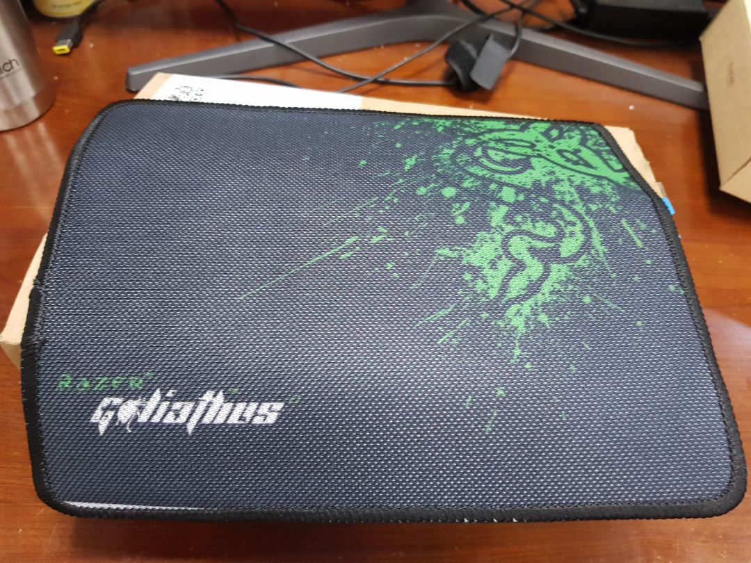 Tốt trong tầm giá. Không có mùi cao su, có viền may không quá tệ, viền này hữu ích khi dùng lâu, sẽ không bị bung lớp vải trên mặt. Hoa văn sơ sài, dùng lâu sẽ nhanh phai.