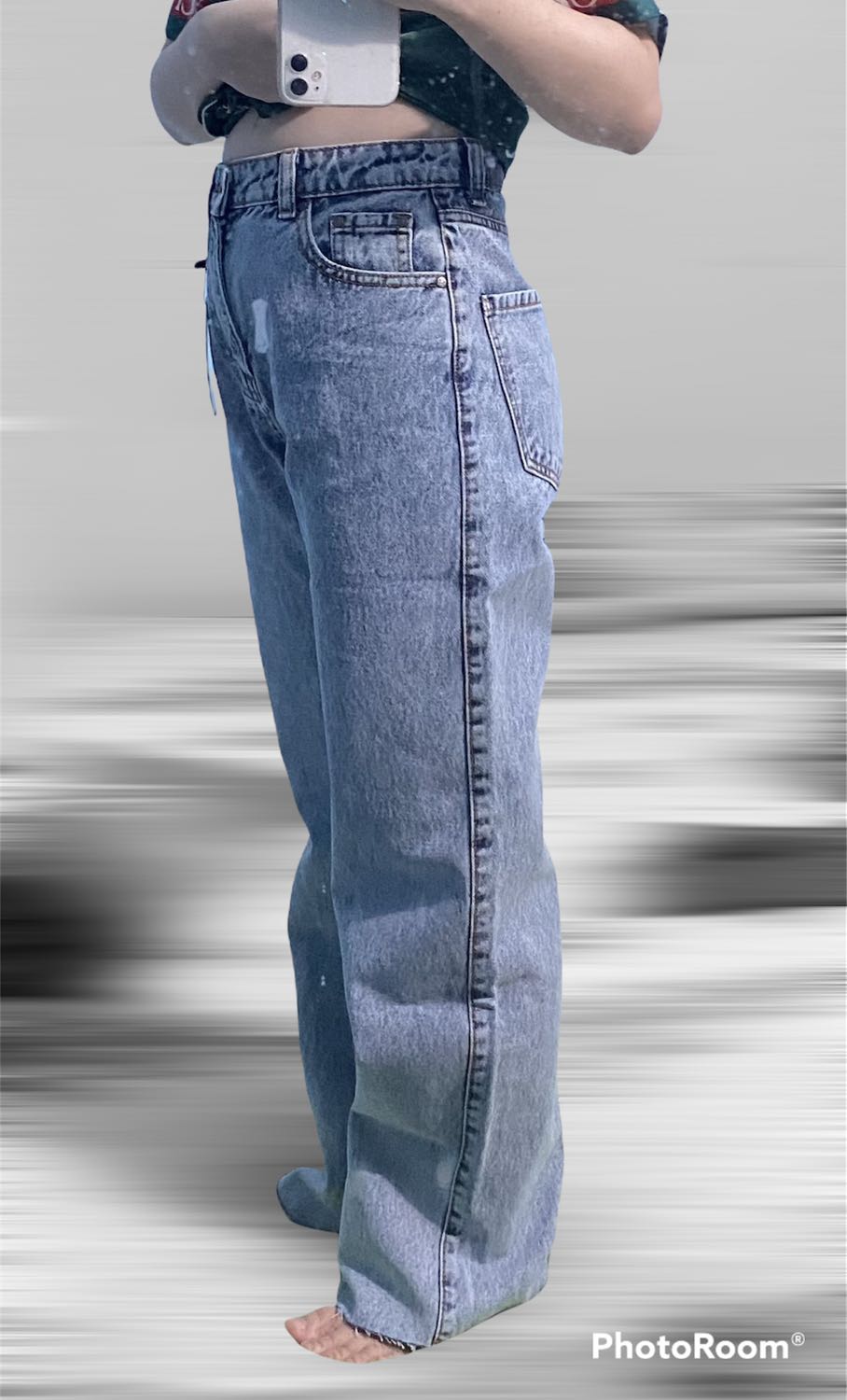 Quần form đẹp, bảng size khá chính xác, màu quần đậm hơn trong ảnh shop đăng, *** quần không dày như mình nghĩ, nhưng đuờng may đẹp, nói chung là tạm ổn