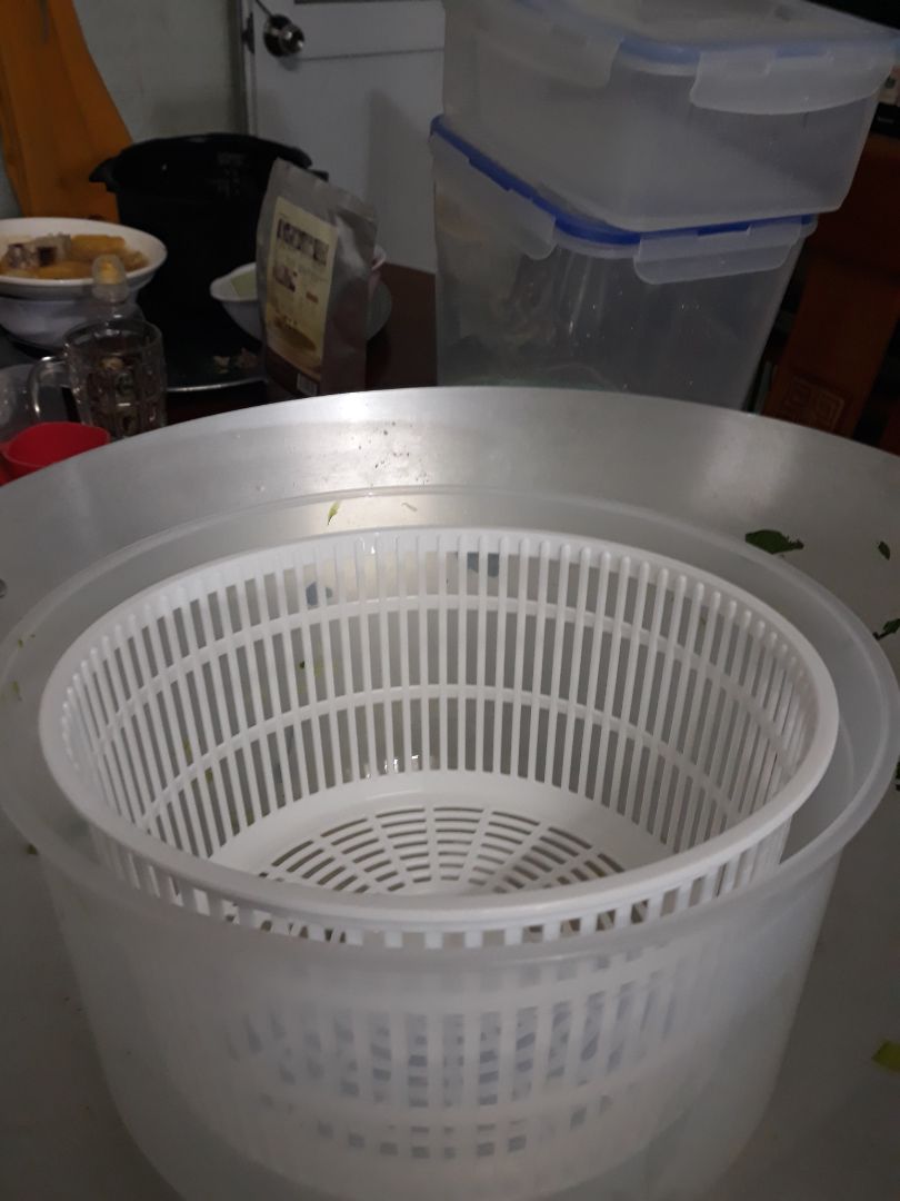 bộ quay rau của Duy tân dễ sử dụng nhưng bị cái quay nhanh là nó văng nước cả ra ngoài chậu . dùng  quay từ từ chầm chậm thôi. coi như vừa quay vừa thiền tĩnh tâm vậy haha . giá cả rẻ . hàng việt nam vậy là ngon rồi. shop giao màu trắng tui hài lòng bộ quay rau của Duy tân dễ sử dụng nhưng bị cái quay nhanh là nó văng nước cả ra ngoài chậu . dùng  quay từ từ chầm chậm thôi. coi như vừa quay vừa thiền tĩnh tâm vậy haha . giá cả rẻ . hàng việt nam vậy là ngon rồi. shop giao màu trắng tui hài lòng