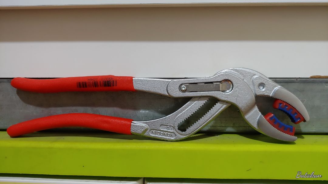kềm có phần chỉnh ngàm rất hay...vặn van, ống nước inox ko sợ để lại vết