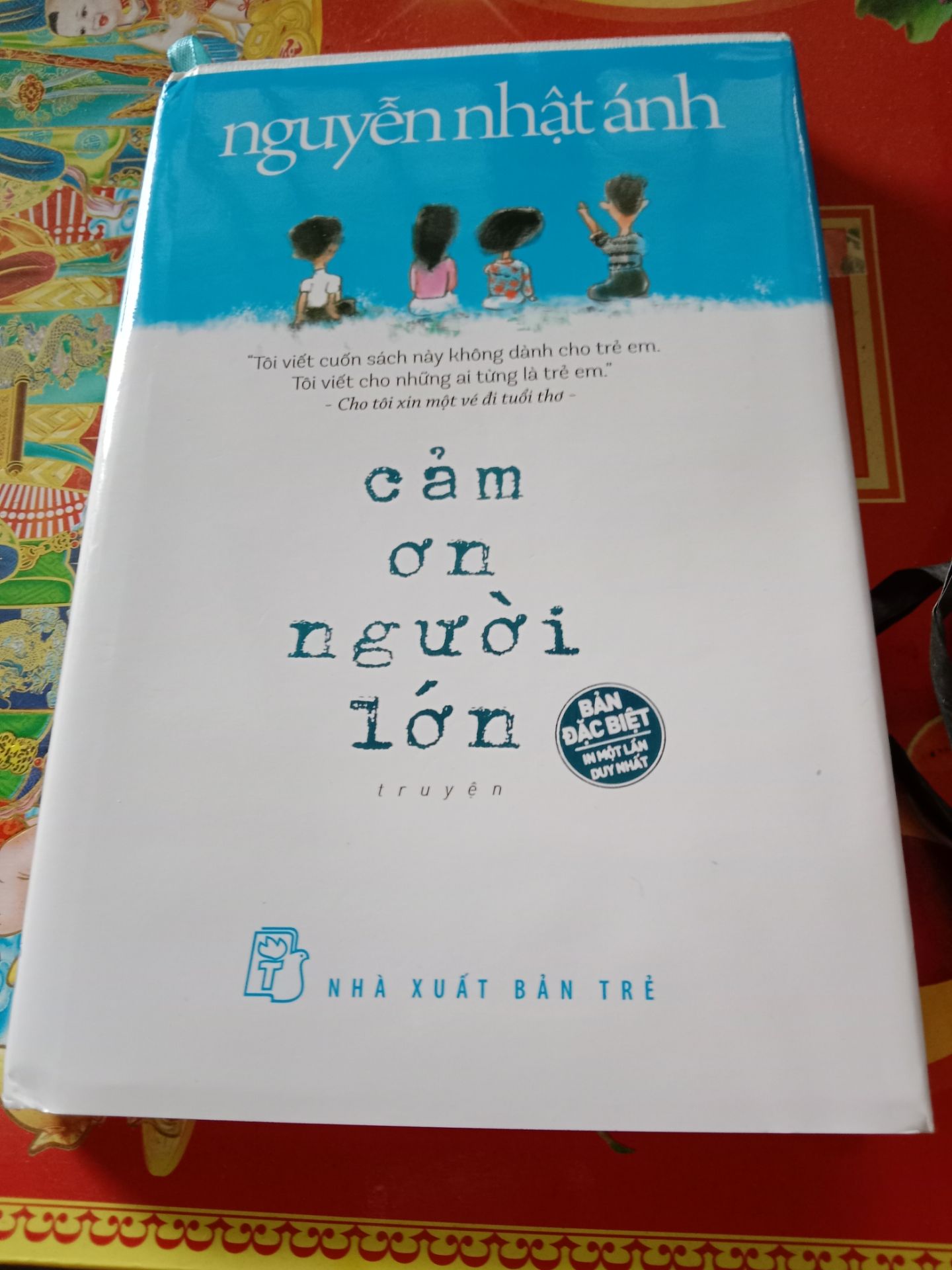 [15:33 27/3/2021]
Hình thức: Đẹp, OK
Nội dung: Xoay cho anh những trò chơi đùa của 4 nhân vật chính là Cu Mùi, Tủn, Tí sún và  Hải cò. Những trò tinh nghịch làm tôi thấy viết cho tuổi thơ của mình. Thật, vì trong ký ức của tôi, tôi chỉ có một mình, chơi một mình, sống cuộc sống của riêng mình mà không có sự xuất hiện của một đứa trẻ nào khác chơi cùng. Tiếc vậy thôi chứ Tôi thật ra cũng chẳng muốn, tại sao ư, tại vì tôi nghĩ một mình tôi là đủ rồi (suy nghĩ trẻ trâu ấy mà, hehe). Mặc dù hiện tại cũng chả là người lớn gì cả, vẫn là con nít đây này. Quay lại nội dung chính thì tôi có một chút nhận xét như sau
  1) Tôi công nhận Nguyễn Nhật ánh là một nhà văn của thiếu nhi chính gốc
 2) Văn vẫn vậy nhưng mang nét riêng của ông, một nén mít trộn lẫn vào ai, đọc là biết của Nguyễn Nhật Ánh
 3) Sống động, chân thực, gần gũi, tinh tế
Thanks tiki!!!