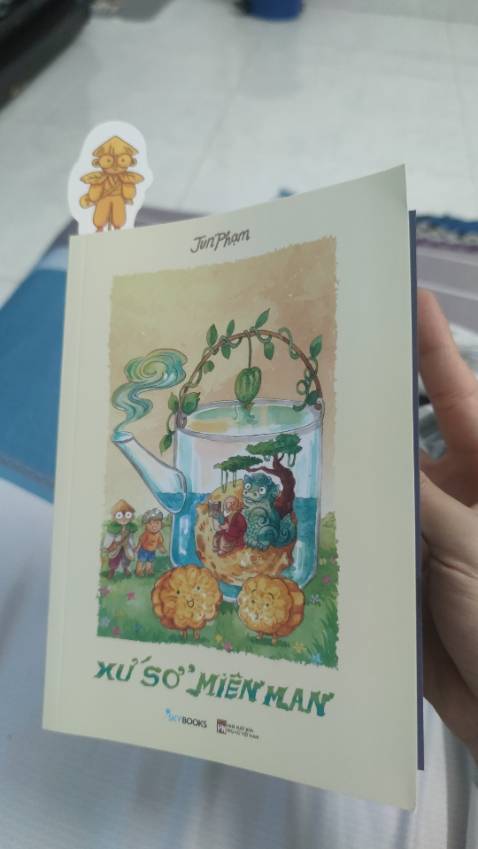 Đây là một quyển sách thiếu nhi do Jun Phạm viết, nhưng không có nghĩa là với người lớn đây là một quyển sách chỉ dành cho trẻ con, mà nó còn là một lời nhắn nhủ "Cho dù bạn trưởng thành, thì vẫn hãy nhớ rằng bên trong bạn luôn có một đứa trẻ hồn nhiên, vui tươi tồn tại."

Sách được in rất đẹp, mỗi chương sẽ có một tông màu chủ đạo cùng với hình ảnh minh họa bắt mắt. Trong chuyến phiêu lưu đầy kì ảo này, Tò He (bookmark) sẽ luôn ở bên cạnh và giúp bạn ghi nhớ mình đã đặt chân đến đâu trong cuộc hành trình.

Đây là một quyển sách đáng yêu cho cả trẻ nhỏ và những người đã từng là trẻ nhỏ.