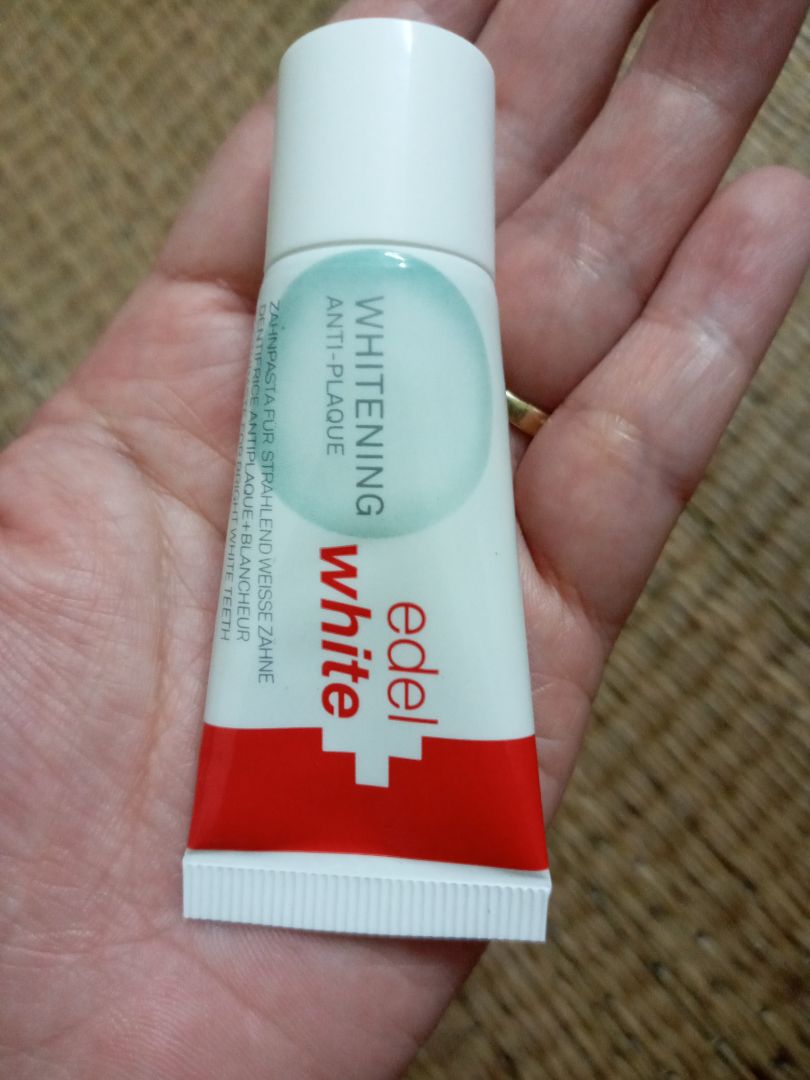 shop giao hàng nhanh, đóng gói cẩn thận và tặng kèm 1 tuýp cùng loại. tuy nhiên sản phẩm hơi nhỏ so với tưởng tượng của mình. Chưa cho bé dùng thử nên chưa đánh giá đc chất lượng shop giao hàng nhanh, đóng gói cẩn thận và tặng kèm 1 tuýp cùng loại. tuy nhiên sản phẩm hơi nhỏ so với tưởng tượng của mình. Chưa cho bé dùng thử nên chưa đánh giá đc chất lượng