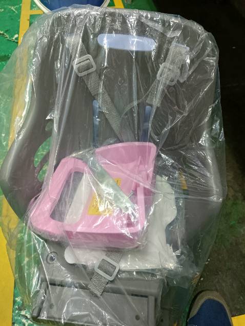 Ghế xám mà cản lại màu hồng, lệch tông quá,