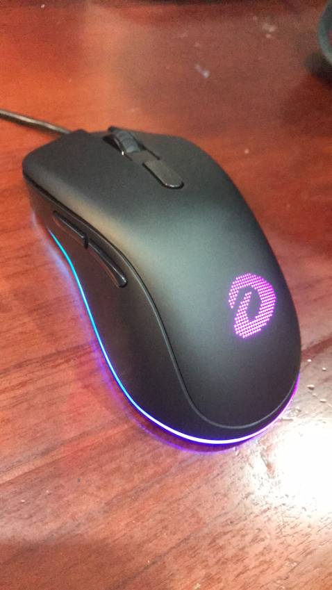 Giao hàng rất nhanh
Đóng gói đơn giản mà cẩn thận đẹp
Chuột ôm đầy vừa tay
Di chuột rất mượt
Đèn led chuyển màu mượt, nhiều màu
Cầm nặng chắc tay
Dây còn cứng nhưng với giá tiền thì chuột như vậy quá ok r