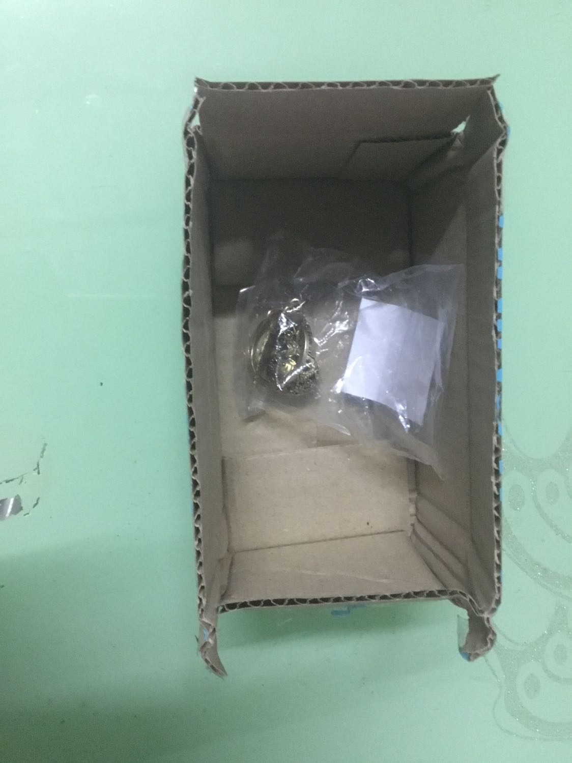 Video có bao đỏ đựng móc khoá giao thì bao nhựa?,nơi giao nhau không chấm hàn hở cả khúc?còn sp bằng đồng hay không thì thời gian sau mới biết.