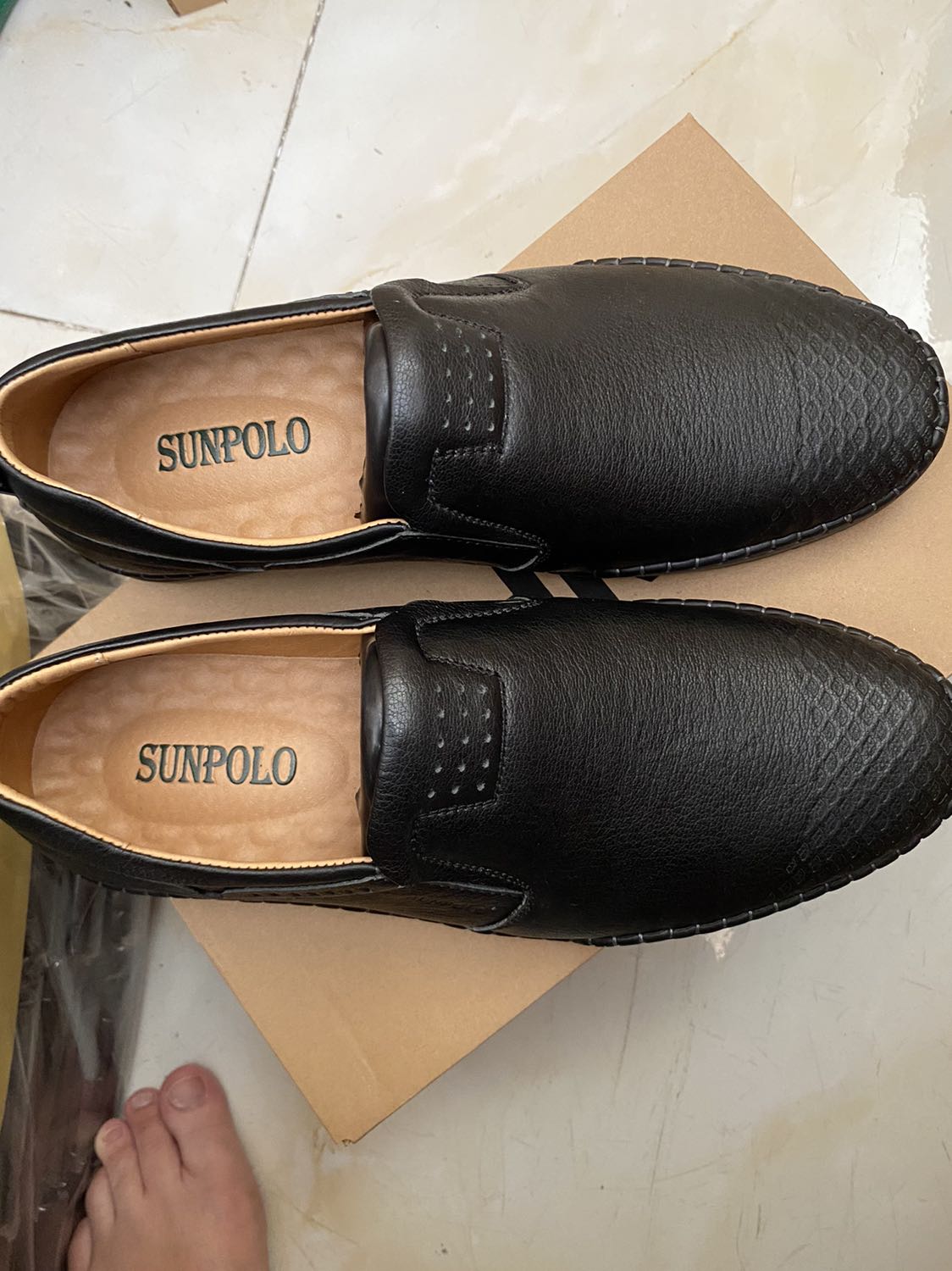 Dầy dặn êm chân. Giầy ở ngoài giống với hình quảng cáo👍