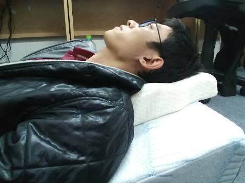 Mình mua gối Hi-Sleep vì có chính sách đổi trả nếu không hài lòng nhưng mà xem ra không cần đổi trả đâu. Mọi người nên kê thêm 1 gối trên đầu như mình sẽ dễ chịu hơn nhiều đó