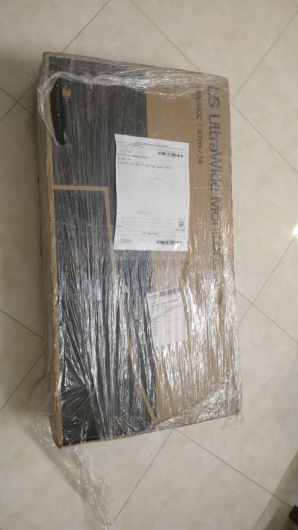 hàng bên trong đầy đủ. bọc nilon bên ngoài đến nới có rách chút nhưng k sao. màn hiển thị ok