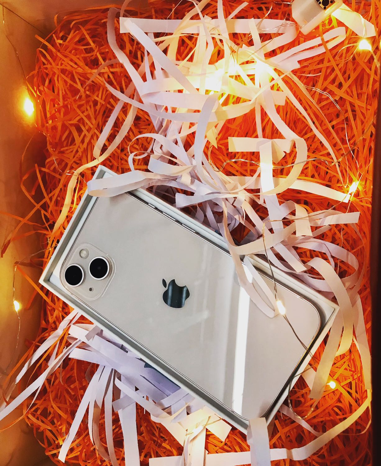 Tiki có hệ thống vận chuyển, shipper riêng nên khi đặt hành điện tử giá trị cao rất yên tâm. Không lo tráo hàng, nhận hàng phải có otp. Đặt hành lúc 22h khuya, hôm sau sáng 9h30 đã nhận được. Gói băng keo kỹ, sp được niêm phong thêm bằng keo của tiki, nếu đã bị gỡ là biết ngay. Nguyên seal, phụ kiện, bảo hành đầy đủ. Màu hồng trên thị trường hiếm với mắc hơn các màu còn lại tầm 1-2tr nhưng trên tiki same same nhau. Đã v trả góp không tốn đồng phí nào. Màu hồng siêu cưng luôn á mng, dùng được 2 tuần rồi, check máy chính hãng bảo hành đầy đủ nhe.