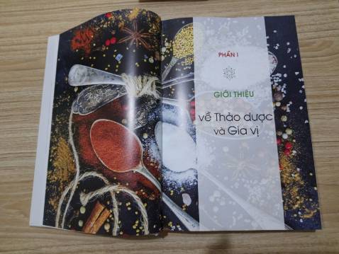 _ Cuốn này thì mình gần như không gì để viết nhiều ngoài hai chữ "xuất sắc", sách bìa cứng minh họa màu nước xịn sò, giấy trơn tạp chí mịn dày, thông tin súc tích đầy đủ về các thảo dược trong danh mục của sách, màu sắc bản in mượt mà, tươi tắn.
_ Dù có 2 cuốn về sức khỏe thảo dược nhưng vẫn mua thêm cuốn này vì giá trị/ giá tiền quá xứng đáng. :D