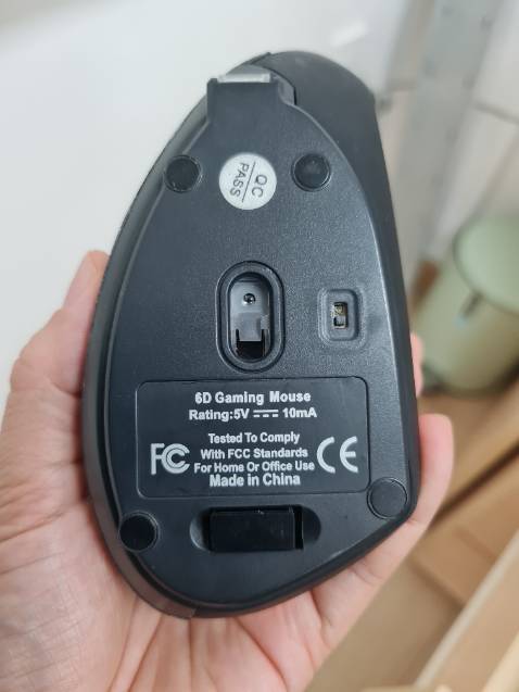 Chuột nhẹ, dễ di chuyển, và đúng là đỡ mỏi cổ tay. Chuột sử dụng dây sạc nên đỡ tốn pin. Tuy nhiên, sử dụng 1 thời gian thì có hiện tương "rơ", ko nhạy lắm và nhanh hết pin. Nhưng vẫn rất tốt so với tầm giá