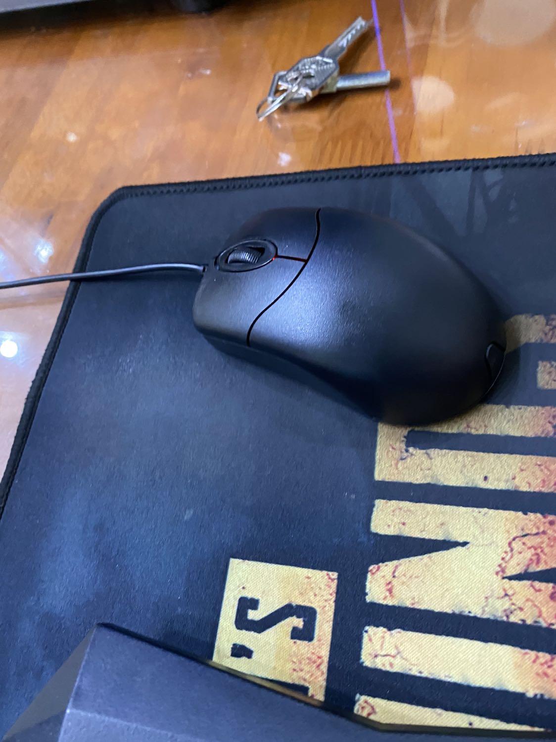 Dịch vụ của tiki thì tốt nhưng đối tác lại không tốt. 
Mở hộp của tiki thì thấy chuột đã bị bóc ra trước đó rồi. Nhìn chuột có vẻ cũng mới nhưng không biết có đổi hàng đểu vô không. 
Mình sử dụng được một tuần thì bắt đầu bị lỗi kẹt chuột trái. Tiki nên chọn lọc lại đối tác của mình.