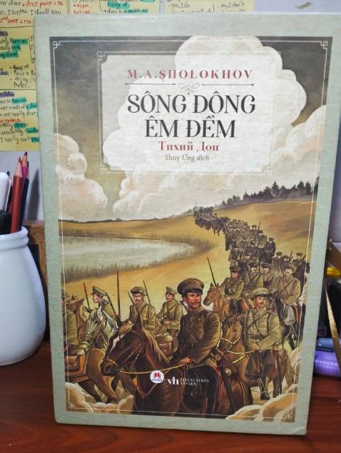 Góc hộp bìa có chút móp, vài trang đầu có 1-2 nếp nhăn nhưng không sao ạ. Tổng thể sản phẩm vẫn được bảo quản rất tốt. Cảm ơn shop nhé.