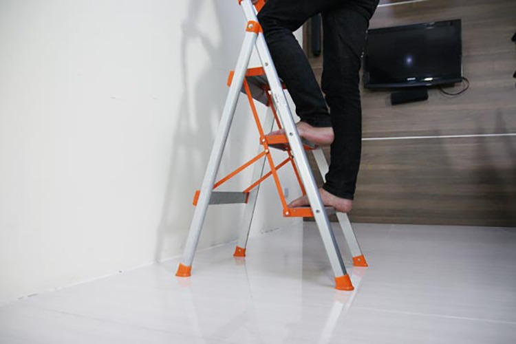 Thang như mô tả, nhưng khi trèo lên khá ọp ẹp, không chắc chắn.
Check mã chính hãng báo lỗi. Không rõ phải hàng chính hãng không