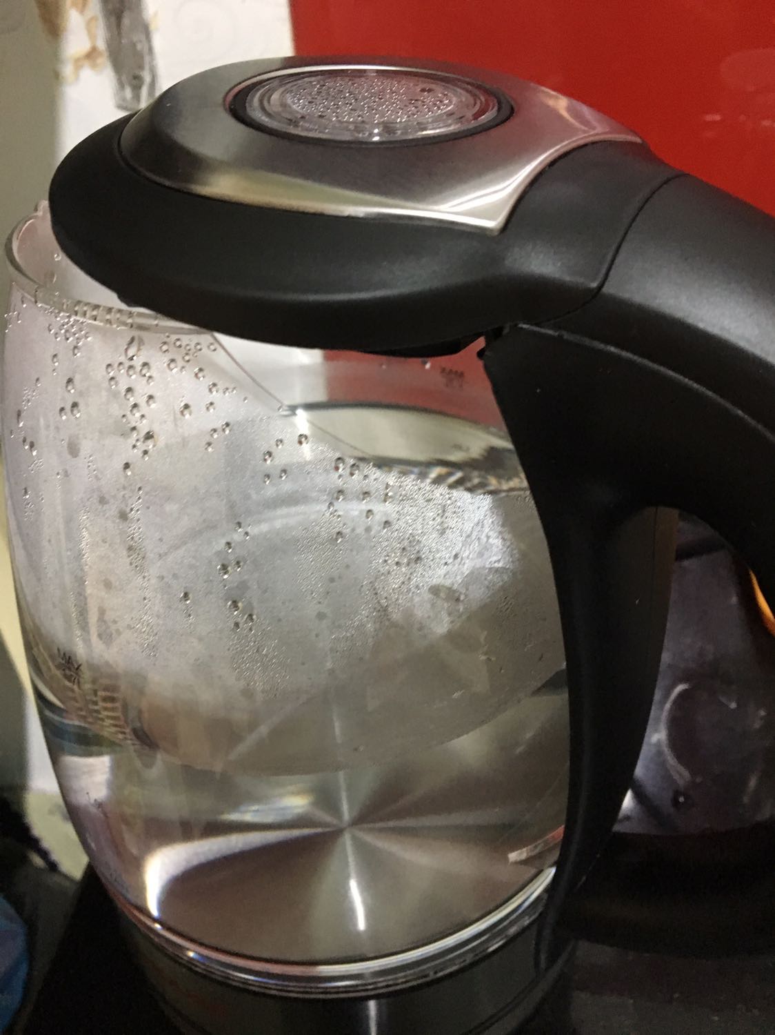 Shipper vừa giao bình Sunhouse này là lấy ra đọc hướng dẫn có nói trước khi bước vào sử dụng thì thì đun 1 lần sôi rồi rửa bằng nước lạnh, làm theo thì đun sôi xong để một lát mới nhấc lên, vừa nhấc lên được qua khỏi cái gờ đế 1 chút thì bị bể như hình thế kia, bàn tay cứ phải giữ như thế sợ nó vỡ hết ra rồi bỏng rồi đứt tay, gọi người này người kia đỡ mà còn thấy sợ người ta cũng bỏng. Nói chung là hết sức nguy hiểm, mọi người mua bình đun thuỷ tinh nên lưu ý!