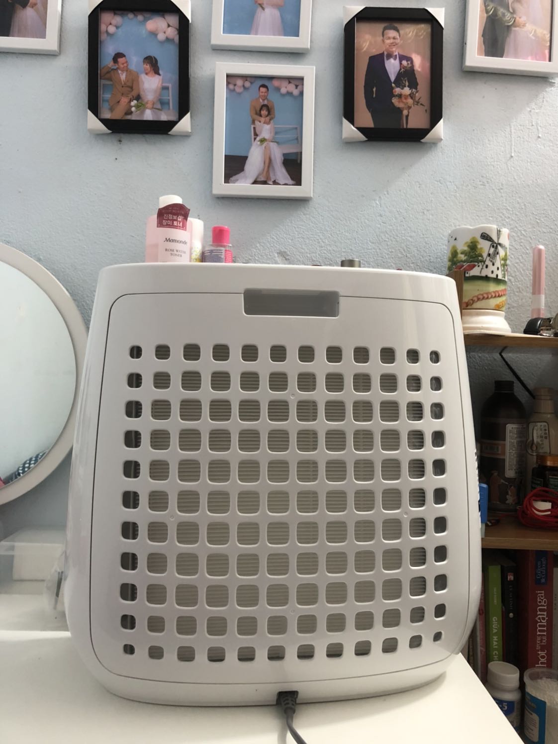 Máy dùng khá êm, lúc nhận máy mình hơi ngạc nhiên vì máy to hơn tưởng tượng. Vì mình chỉ sử dụng ban đêm lúc vào phòng ngủ nên không sử dụng nhiều. Có phiếu bảo hành của hãng nhưng do bận nhiều việc quá nên quên gọi luôn :)