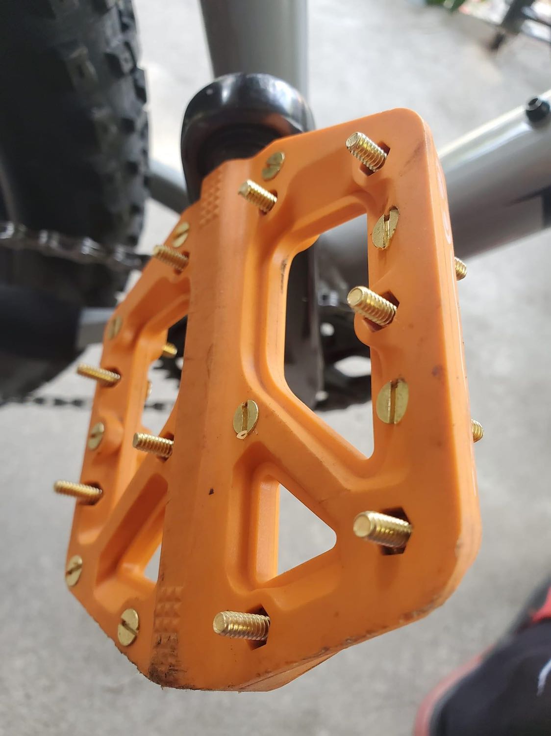 Khoác lên mình vẻ đẹp vững chãi của một đại bản doanh vùng cao nguyên hùng vĩ, Gong Indochine Grill & Hotpot nổi bật trên cung đường ẩm thực Xuân Thuỷ (phường Thảo Điền, TP.Thủ Đức) hân hoan chào đón người thực khách.
Bước qua cánh cửa gỗ điêu khắc thủ công tái hiện quang cảnh trường săn là không gian đậm bản sắc văn hoá Đông Dương, khơi mở những hành trình trải nghiệm ẩm thực đậm đà Vị Giác Đông Dương