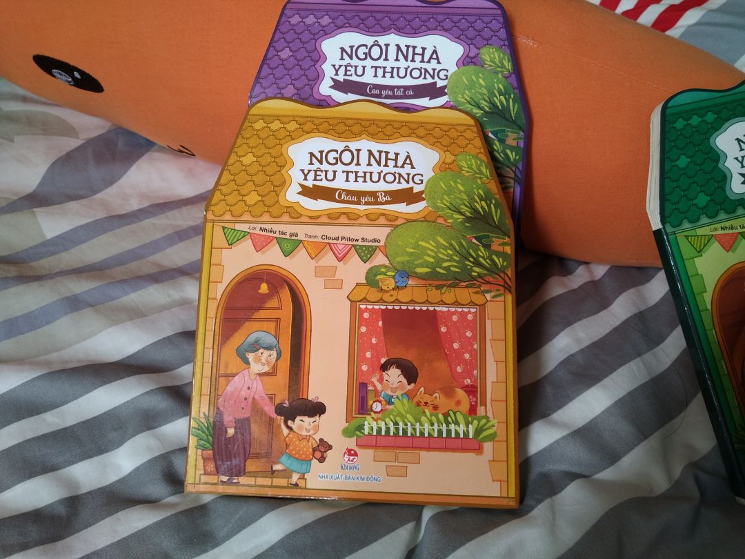Sách bìa cứng cáp, bo các góc kỹ. Hình vẽ sắc nét, màu đẹp. Bên chữ bên hình, mang ý nghĩa giáo dục cao. Rất tốt để dạy cho các bé trước khi đi ngủ.