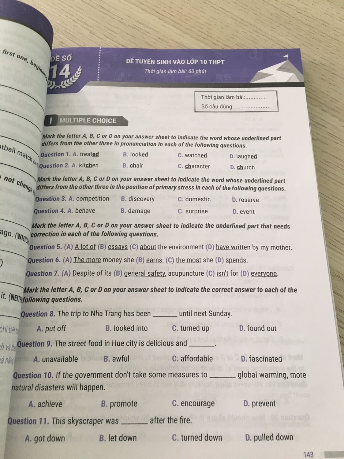 Sách soạn rất rõ ràng, màu đẹp, dễ đọc, giấy không mỏng, giao hàng rất nhanh chóng, nhưng cấu trúc bộ đề của sách này KHÔNG 100% giống với cấu trúc đề thi tuyển sinh vào lớp 10 ở HCM