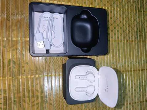 -Cảm ứng nhạy phản hồi tốt
-Âm thanh Music mode tạm được, chỉnh thêm bass trên ĐT nghe cũng ok
-Sử dụng mà tay vô tình bịt kín chỗ phát bluetooth của đ.t hoặc có vật cản lớn che sóng thì mất tiếng tạm thời. Di chuyển để nó bắt sóng sẽ hết bị
-Pin trên 7h âm lượng 60-70% khi game,phim...