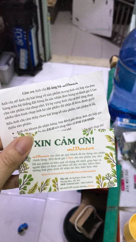 Mình đặt hàng thứ bảy thì thứ ba bên tiki đã giao cho mình rồi. Thảm được quấn một lớp màng co. 
Sau khi tháo màng co rồi thì thảm còn một lớp nilong nữa. Thảm mình chọn là 8mm gồm hai màu xanh dương và xanh lá. Thảm không hôi mùi nhựa, không bị lỗi nên mình khá ưng ý. Bên cạnh đó còn có một dây buộc thảm và túi đựng thảm nữa nên khá tiên lợi.
Đây là lần đầu mình mua thảm nên đối với mình sản phẩm thế này là ổn rồi, mọi người có thể tham khảo. Bên cạnh đó shop còn có một bưu thiếp cảm ơn nữa